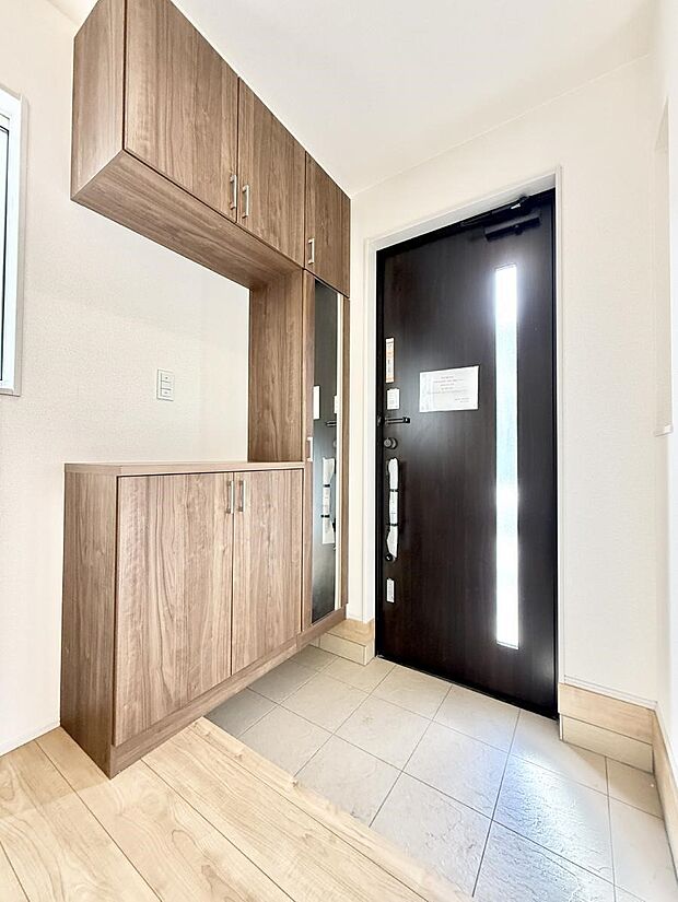 【玄関】■ 家族やゲストをやさしく迎える、心地よい空間