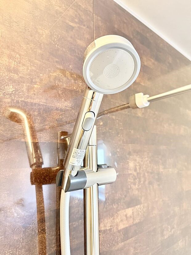 【止水シャワーヘッド】■手元で簡単に止水できるため、水の無駄遣いを減らすことができます。