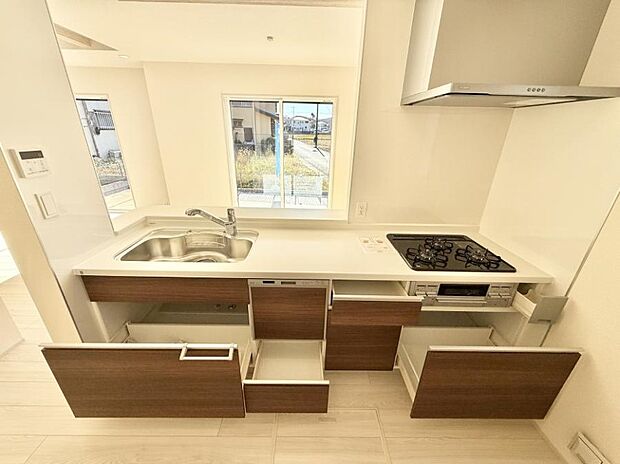 【キッチン】■収納力豊富なシステムキッチンです！