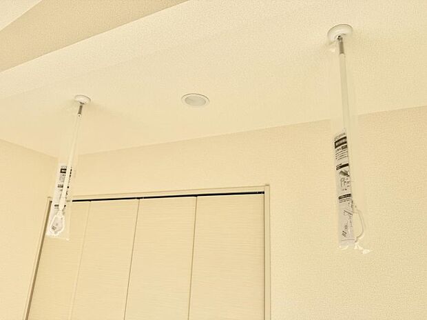 【室内物干し】■いつでも洗濯物を干せ、自分の好きなタイミングで洗濯物を取り込めます。