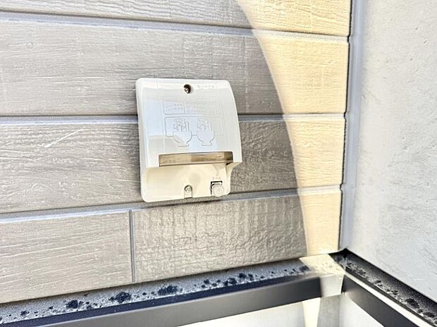 【屋外コンセント】■室内のコンセントから延長コードを引っ張る手間がなくなります。