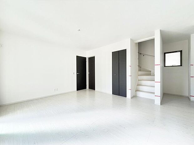 【ダイニング】■リビングイン階段は、家族の会話、一体感を感じられる空間です。  