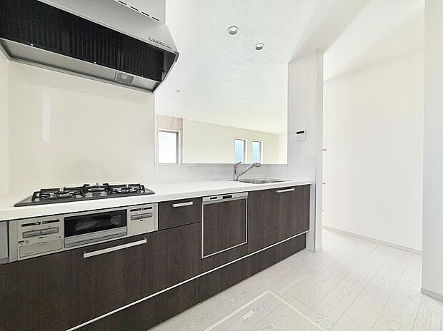 【ダイニングキッチン】■広々としたキッチンスペースでお料理も楽しくなりますね！