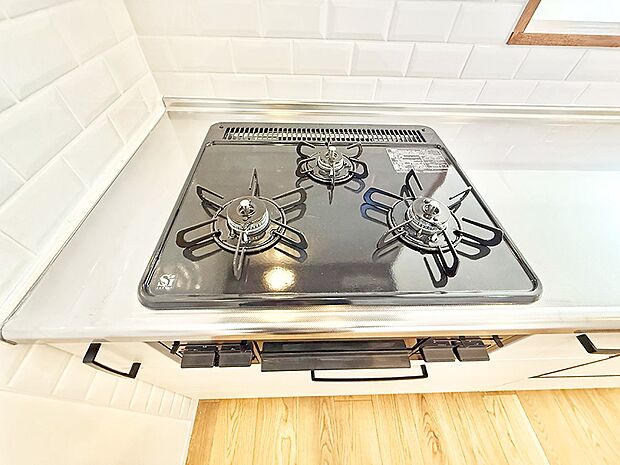 【3口ガスコンロ】■３口コンロのシステムキッチンで料理の手順もスムーズに