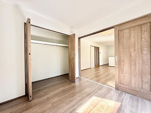 【洋室】広いクローゼット、収納は多い方が嬉しいですね!