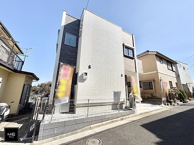 【現地外観写真】白を基調とした、すっきりした外観デザインです  