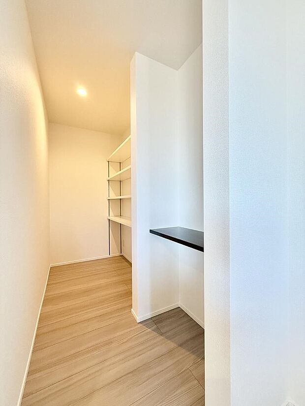 【収納】■キッチンには食品貯蔵にとても便利なパントリーあり