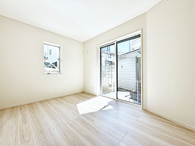 【洋室】■大きな窓は開放感があり、明るさ通風バッチリです