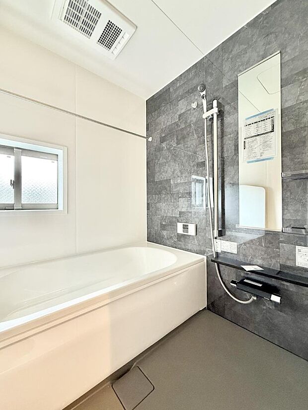 【浴室】■落ち着いた色合いの壁面、ゆっくり寛げるバスルーム