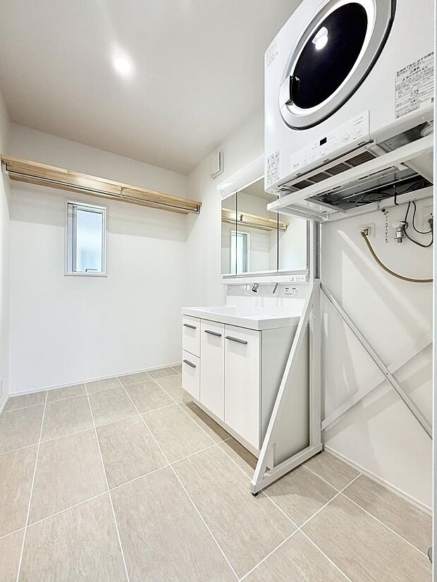 【ガス衣類乾燥機】■パワフルな温風で選択物を乾燥させるため、家事の時短に役立ちます。