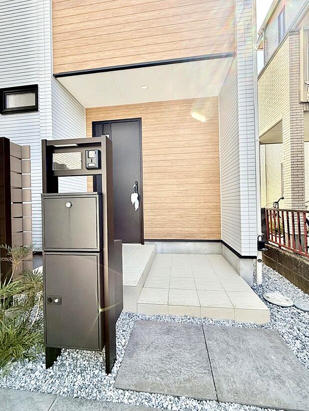 【玄関】■ 心地よい暮らしへとつながる、温かい玄関