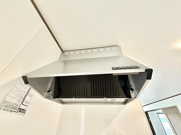 【レンジフード】■調理時の蒸気や匂いが換気扇に誘導され、効率的に排煙ができます。