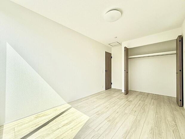【洋室】広いクローゼット、収納は多い方が嬉しいですね!