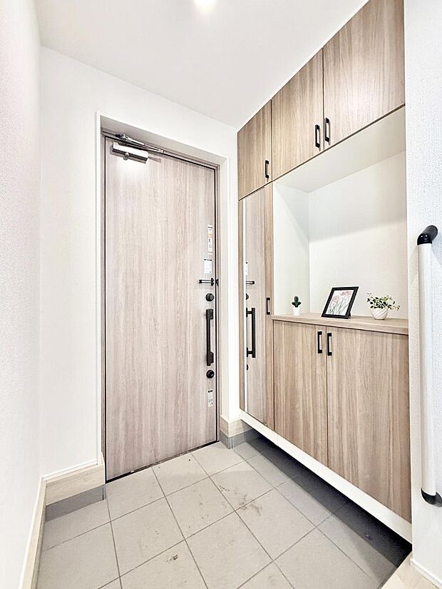 【玄関】広々、綺麗な玄関でお客様をお出迎え!