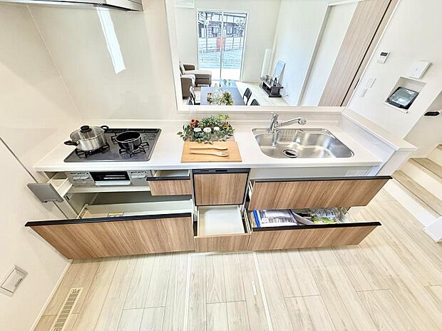 【キッチン】収納力豊富なシステムキッチンです!