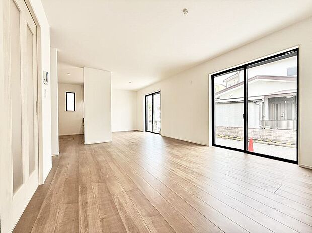 【リビングダイニング】■陽ざしが射し込む明るいLDKは家族でのんびり寛げます  