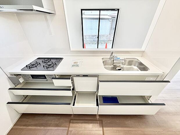 【キッチン】■収納力豊富なシステムキッチンです！