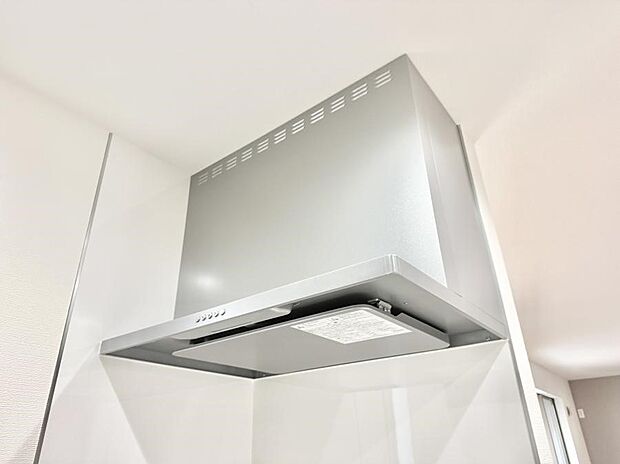 【レンジフード】■調理時の蒸気や匂いが換気扇に誘導され、効率的に排煙ができます。