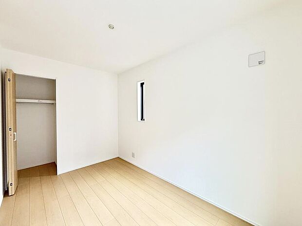 【リビング以外の居室】■落ち着いた色合いのお部屋で穏やかな時間を楽しめます