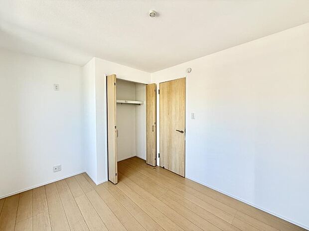 【寝室】■窓の配置や通気性の良い設計で部屋の空気がこもらず、常に新鮮な空気が流れます