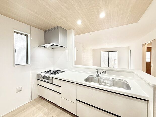 【ダイニングキッチン】■広々としたキッチンスペースでお料理も楽しくなりますね！