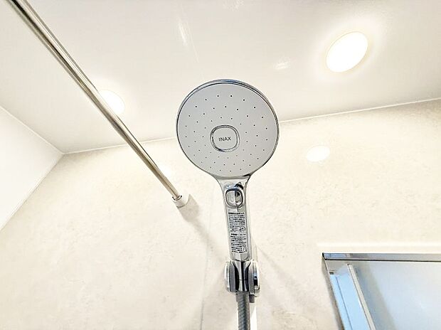 【止水シャワーヘッド】■手元で簡単に止水できるため、水の無駄遣いを減らすことができます。