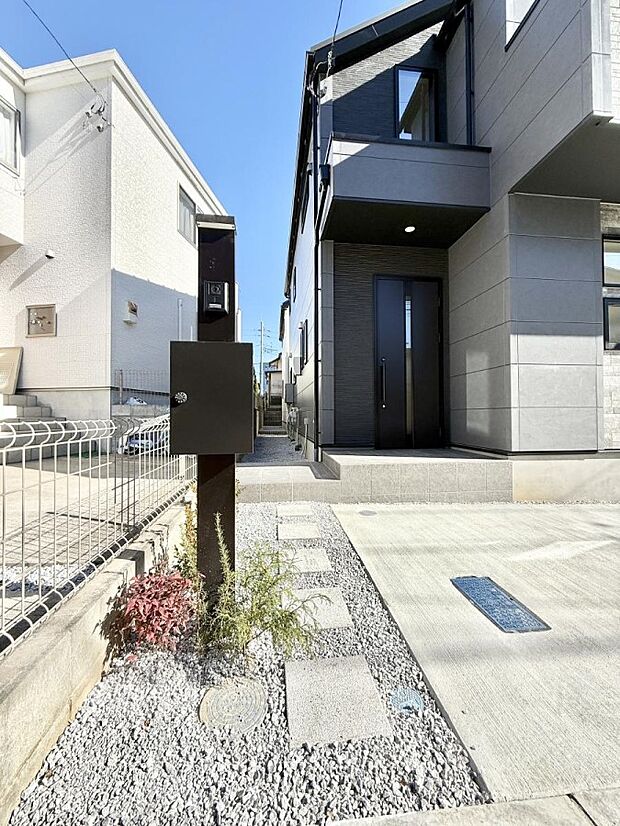 【玄関】■ シンプルで美しく、住まいの第一印象を彩る玄関です