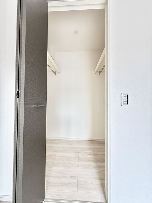 【その他内観】■季節の洋服も、思い出の小物もすっきり収納できるウォークインクローゼット付