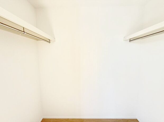 【収納】■季節の洋服も、思い出の小物もすっきり収納できるウォークインクローゼット付  