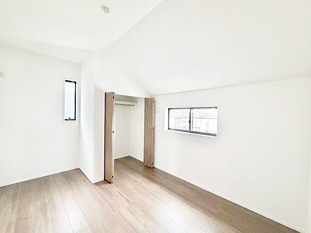 【リビング以外の居室】■落ち着いた色合いのお部屋で穏やかな時間を楽しめます