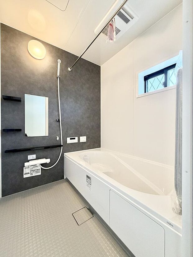 【浴室】■落ち着いた色合いの壁面、ゆっくり寛げるバスルーム