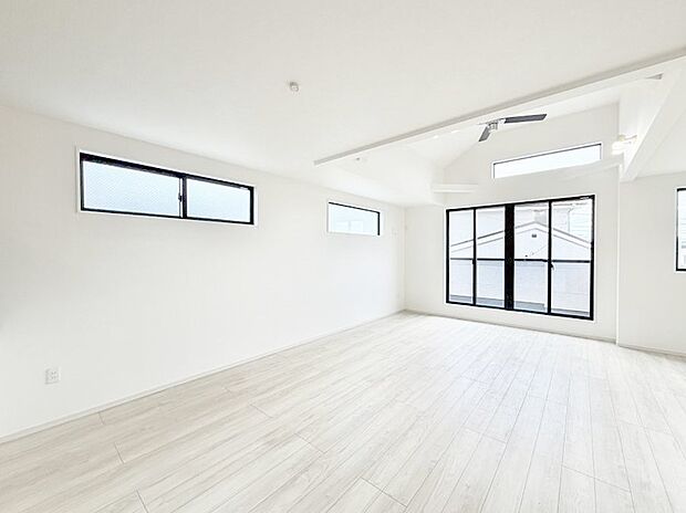 【リビングダイニング】大きな窓から光が入り明るい空間でお寛ぎいただけます