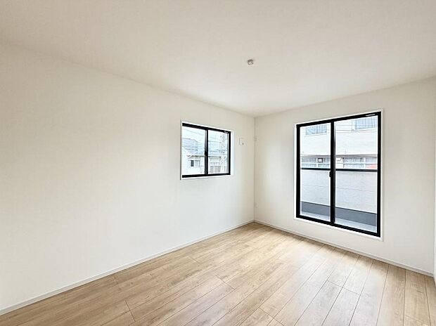 【寝室】■シンプルな空間で、収納付きベッドやデスクなど、多機能な家具を活用しやすいです