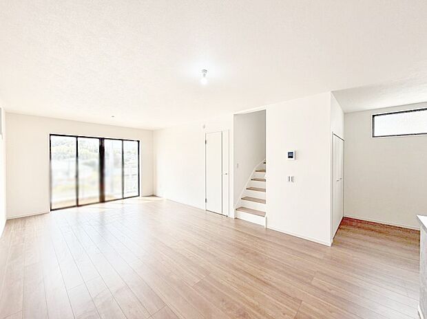 【ダイニング】リビングイン階段は、家族の会話、一体感を感じられる空間です。  