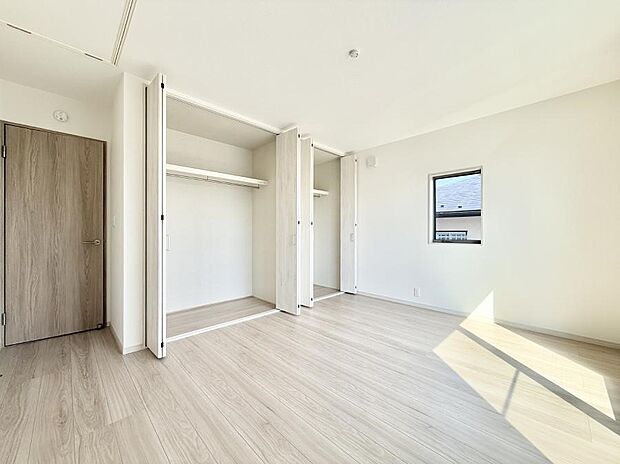 【洋室】■ご夫婦で使い分けて利用できる勝手の良いクローゼット付き