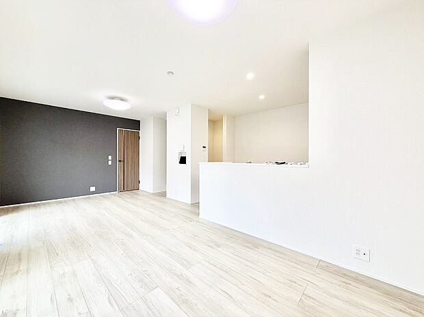 【ダイニングキッチン】ここにいる時間が一番長いから　やっぱりリビングは明るい方がいいですよね  