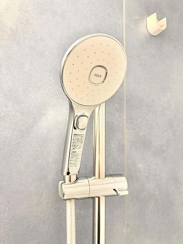 【止水シャワーヘッド】■手元で簡単に止水できるため、水の無駄遣いを減らすことができます。