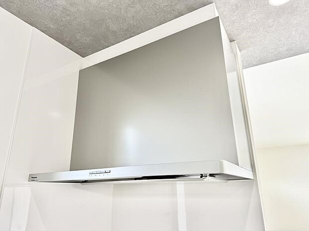 【レンジフード】■調理時の蒸気や匂いが換気扇に誘導され、効率的に排煙ができます。