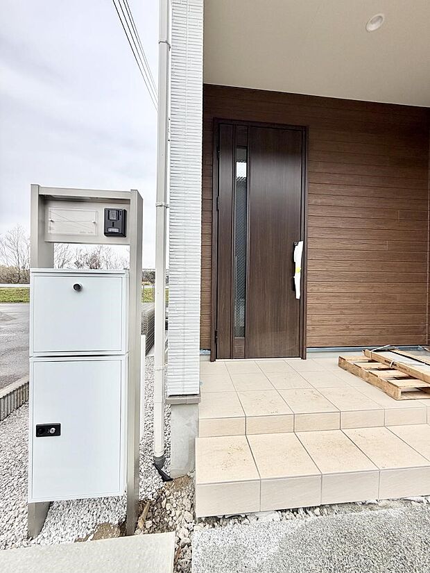 【玄関】■ご不在時にも荷物が受け取れて便利な宅配ボックス付き!