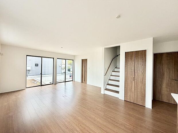 【ダイニング】■リビングイン階段を採用!コミュニケーションが取りやすいですね