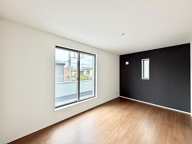 【リビング以外の居室】■シックなアクセントクロスが映えますね