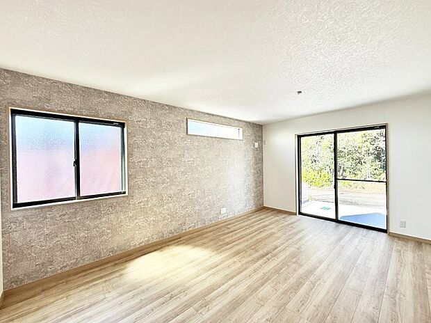 【リビングダイニング】■陽ざしが射し込む明るいLDKは家族でのんびり寛げます  