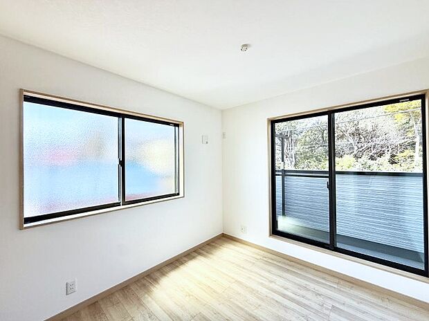 【リビング以外の居室】■太陽がサンサンと降り注ぐお部屋は気持ちがいいですね