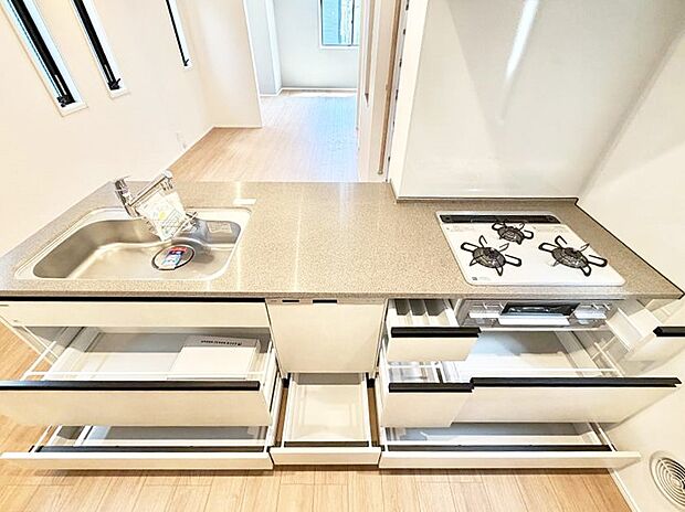【キッチン】収納力豊富なシステムキッチンです！