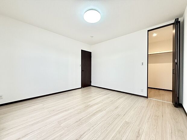 【寝室】■豊富な収納スペース!