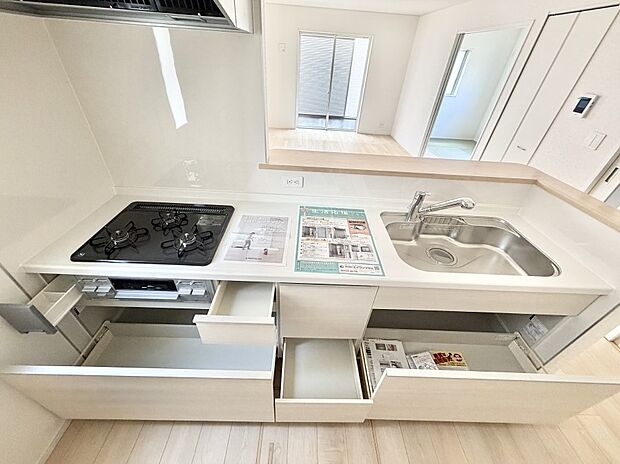 【キッチン】■収納力豊富なシステムキッチンです！