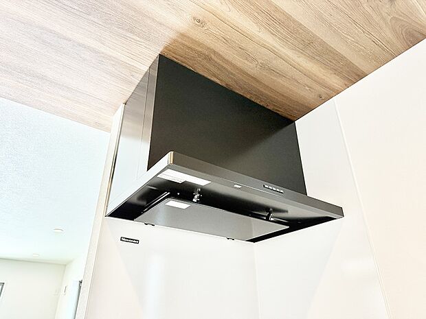 【レンジフード】■調理時の蒸気や匂いが換気扇に誘導され、効率的に排煙ができます。