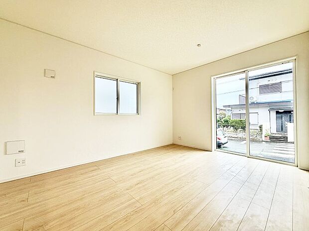 【リビング】大きな窓から光が入り明るい空間でお寛ぎいただけます  