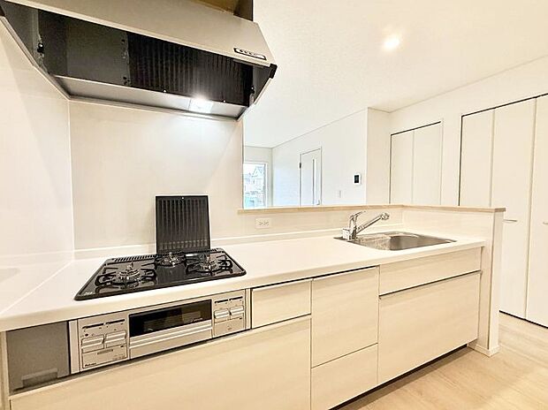 【キッチン】明るい色のキッチン どんなインテリアにも合いますね  