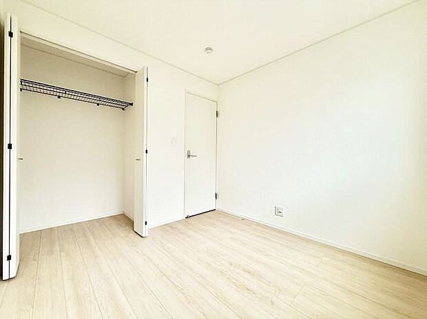 【寝室】大きな収納で荷物がスッキリ片付きます  